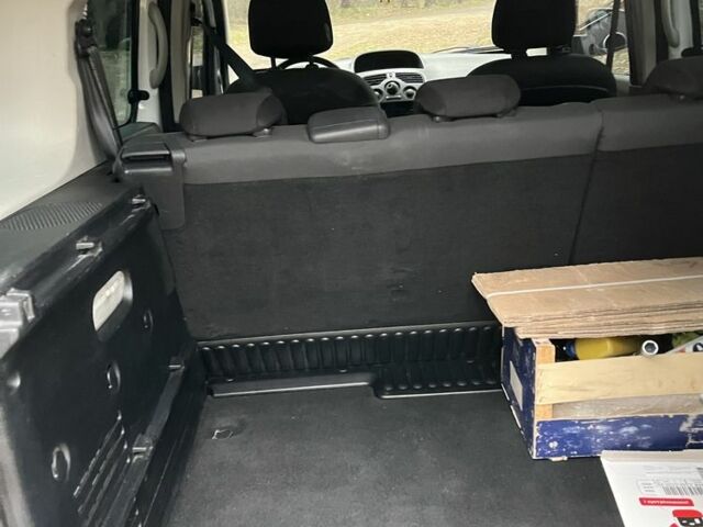 Белый Рено Кенгу, объемом двигателя 0 л и пробегом 250 тыс. км за 9700 $, фото 4 на Automoto.ua