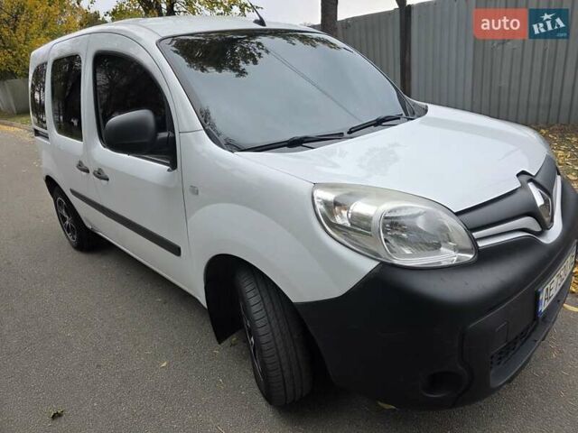 Белый Рено Кенгу, объемом двигателя 1.5 л и пробегом 207 тыс. км за 8800 $, фото 3 на Automoto.ua