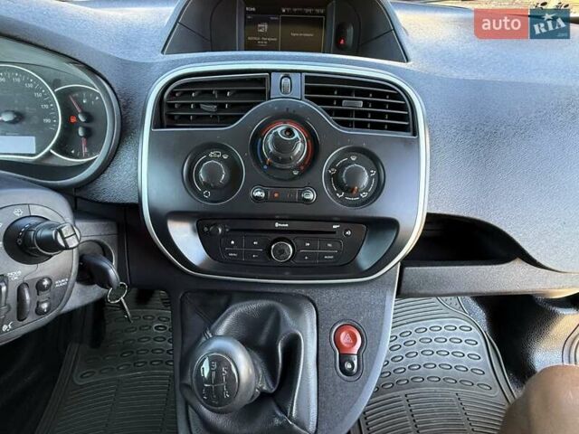 Белый Рено Кенгу, объемом двигателя 1.46 л и пробегом 230 тыс. км за 9499 $, фото 52 на Automoto.ua