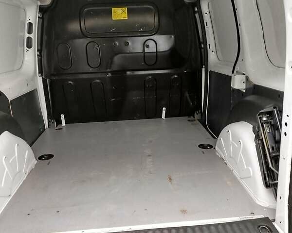 Белый Рено Кенгу, объемом двигателя 1.46 л и пробегом 210 тыс. км за 7999 $, фото 10 на Automoto.ua