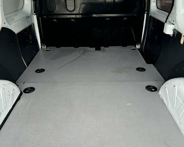 Белый Рено Кенгу, объемом двигателя 1.5 л и пробегом 211 тыс. км за 9000 $, фото 35 на Automoto.ua