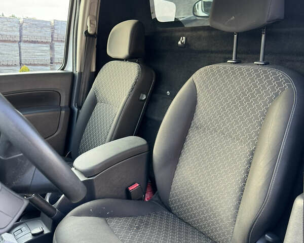 Белый Рено Кенгу, объемом двигателя 1.5 л и пробегом 211 тыс. км за 9000 $, фото 21 на Automoto.ua