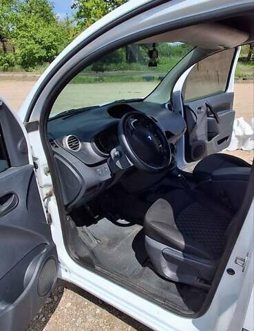 Білий Рено Кєнгу, об'ємом двигуна 1.5 л та пробігом 209 тис. км за 7500 $, фото 6 на Automoto.ua