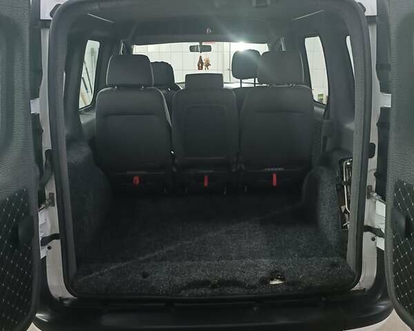 Белый Рено Кенгу, объемом двигателя 1.46 л и пробегом 109 тыс. км за 9700 $, фото 17 на Automoto.ua