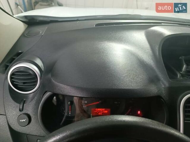 Белый Рено Кенгу, объемом двигателя 1.46 л и пробегом 109 тыс. км за 9700 $, фото 43 на Automoto.ua