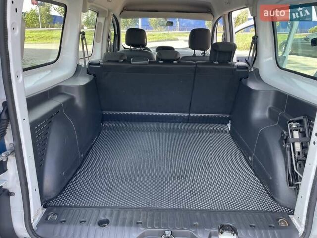 Белый Рено Кенгу, объемом двигателя 0 л и пробегом 75 тыс. км за 8800 $, фото 33 на Automoto.ua