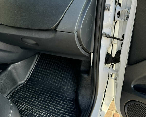 Белый Рено Кенгу, объемом двигателя 1.5 л и пробегом 211 тыс. км за 9000 $, фото 31 на Automoto.ua