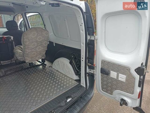 Білий Рено Кєнгу, об'ємом двигуна 1.5 л та пробігом 250 тис. км за 9700 $, фото 6 на Automoto.ua