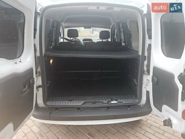 Белый Рено Кенгу, объемом двигателя 1.46 л и пробегом 151 тыс. км за 9999 $, фото 16 на Automoto.ua