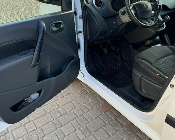 Белый Рено Кенгу, объемом двигателя 1.5 л и пробегом 211 тыс. км за 9000 $, фото 19 на Automoto.ua