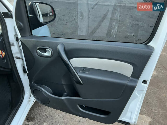 Белый Рено Кенгу, объемом двигателя 1.5 л и пробегом 263 тыс. км за 8950 $, фото 18 на Automoto.ua