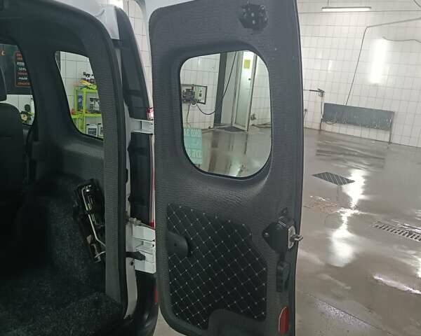 Белый Рено Кенгу, объемом двигателя 1.46 л и пробегом 109 тыс. км за 9700 $, фото 18 на Automoto.ua
