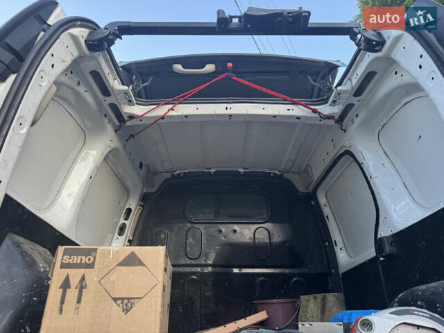 Белый Рено Кенгу, объемом двигателя 1.5 л и пробегом 150 тыс. км за 7800 $, фото 28 на Automoto.ua