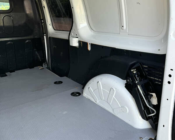 Белый Рено Кенгу, объемом двигателя 1.5 л и пробегом 211 тыс. км за 9000 $, фото 37 на Automoto.ua