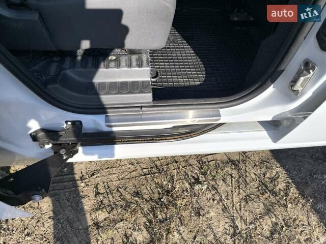 Белый Рено Кенгу, объемом двигателя 1.46 л и пробегом 177 тыс. км за 11200 $, фото 26 на Automoto.ua