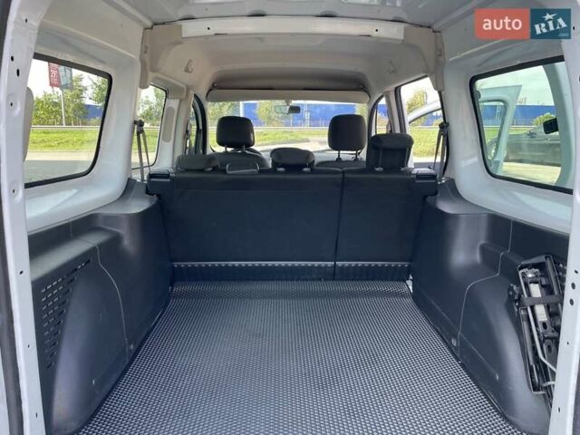 Белый Рено Кенгу, объемом двигателя 0 л и пробегом 75 тыс. км за 8800 $, фото 32 на Automoto.ua