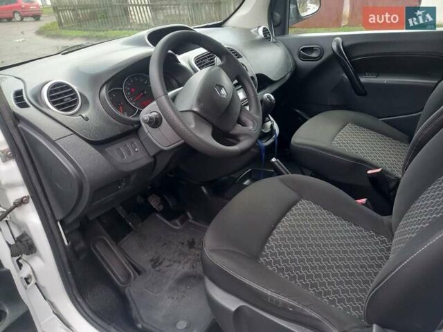 Белый Рено Кенгу, объемом двигателя 1.5 л и пробегом 70 тыс. км за 10650 $, фото 16 на Automoto.ua