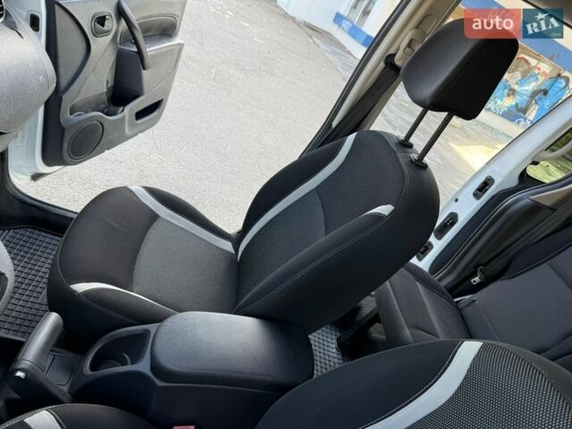 Белый Рено Кенгу, объемом двигателя 1.5 л и пробегом 169 тыс. км за 12799 $, фото 63 на Automoto.ua