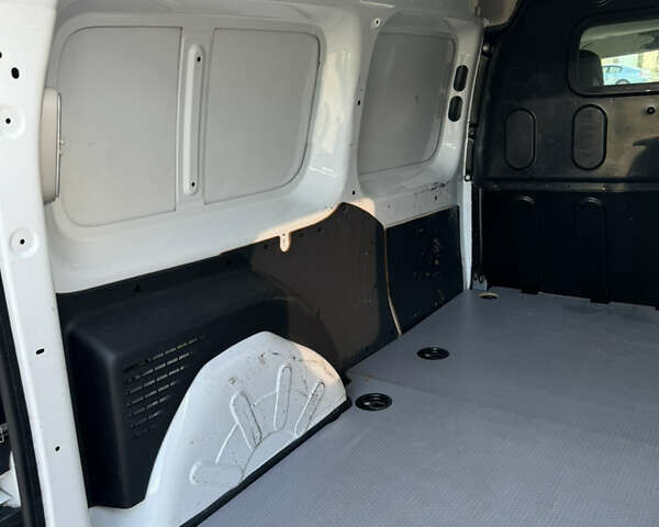 Белый Рено Кенгу, объемом двигателя 1.5 л и пробегом 211 тыс. км за 9000 $, фото 36 на Automoto.ua