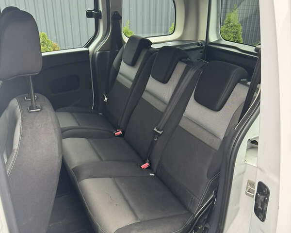 Белый Рено Кенгу, объемом двигателя 1.46 л и пробегом 196 тыс. км за 11500 $, фото 4 на Automoto.ua