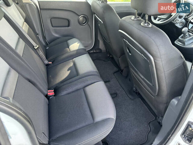 Белый Рено Кенгу, объемом двигателя 1.5 л и пробегом 235 тыс. км за 13200 $, фото 19 на Automoto.ua