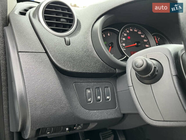 Білий Рено Кєнгу, об'ємом двигуна 1.5 л та пробігом 180 тис. км за 13700 $, фото 27 на Automoto.ua