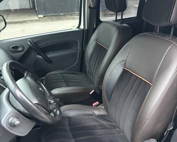 Белый Рено Кенгу, объемом двигателя 1.5 л и пробегом 199 тыс. км за 9999 $, фото 8 на Automoto.ua