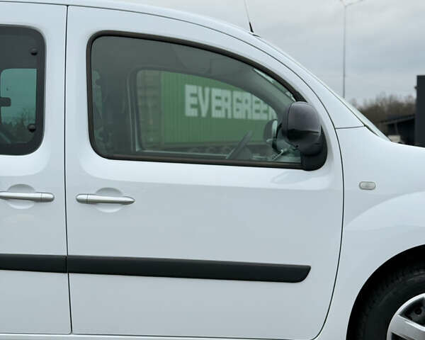 Белый Рено Кенгу, объемом двигателя 1.46 л и пробегом 201 тыс. км за 12700 $, фото 8 на Automoto.ua