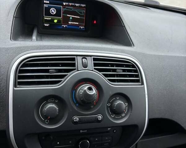 Белый Рено Кенгу, объемом двигателя 1.5 л и пробегом 199 тыс. км за 9999 $, фото 11 на Automoto.ua