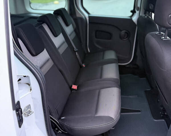 Белый Рено Кенгу, объемом двигателя 1.46 л и пробегом 201 тыс. км за 12700 $, фото 24 на Automoto.ua