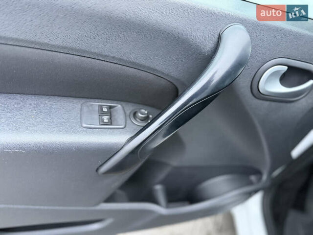 Белый Рено Кенгу, объемом двигателя 1.46 л и пробегом 201 тыс. км за 12700 $, фото 44 на Automoto.ua