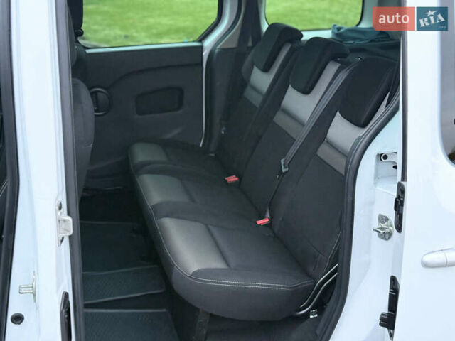 Белый Рено Кенгу, объемом двигателя 1.46 л и пробегом 201 тыс. км за 12700 $, фото 27 на Automoto.ua