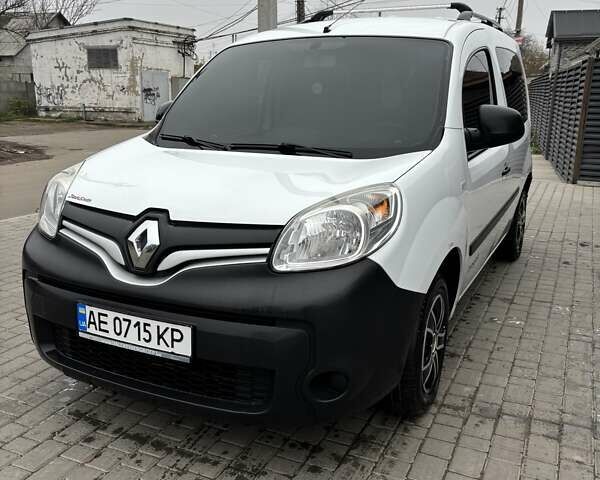 Белый Рено Кенгу, объемом двигателя 1.5 л и пробегом 199 тыс. км за 9999 $, фото 1 на Automoto.ua