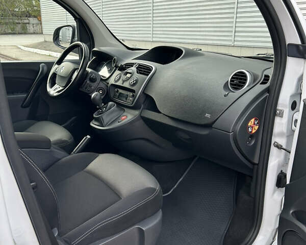 Рено Кенгу 2017 в Киеве на Automoto.ua Белый Рено Кенгу, объемом двигателя 1.5 л и пробегом 228 тыс. км за 12500 $, фото 15 на Automoto.ua