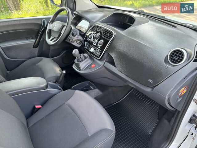 Белый Рено Кенгу, объемом двигателя 1.5 л и пробегом 235 тыс. км за 13200 $, фото 23 на Automoto.ua