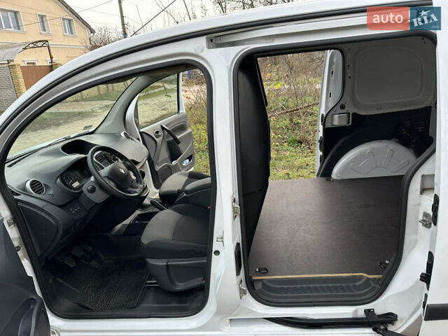Белый Рено Кенгу, объемом двигателя 1.46 л и пробегом 177 тыс. км за 9200 $, фото 6 на Automoto.ua