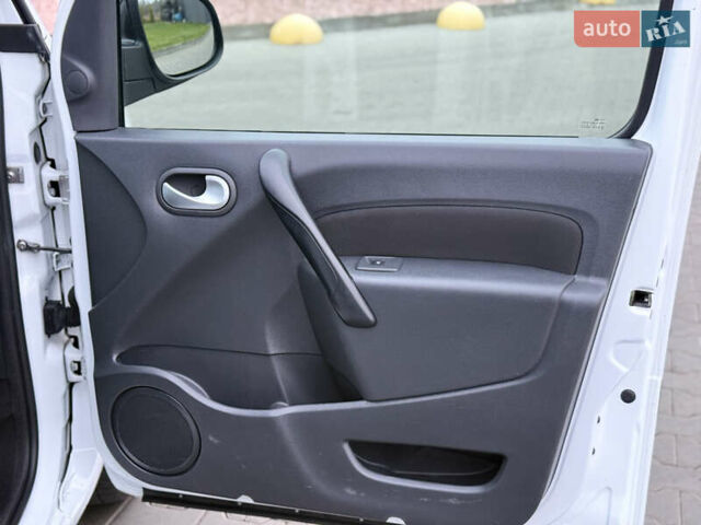 Белый Рено Кенгу, объемом двигателя 1.46 л и пробегом 201 тыс. км за 12700 $, фото 37 на Automoto.ua