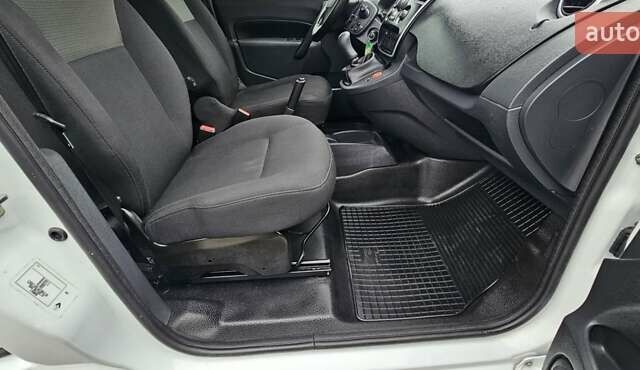 Білий Рено Кєнгу, об'ємом двигуна 1.46 л та пробігом 131 тис. км за 13300 $, фото 38 на Automoto.ua