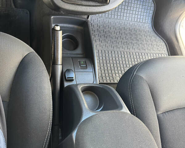 Белый Рено Кенгу, объемом двигателя 1.5 л и пробегом 209 тыс. км за 10350 $, фото 25 на Automoto.ua