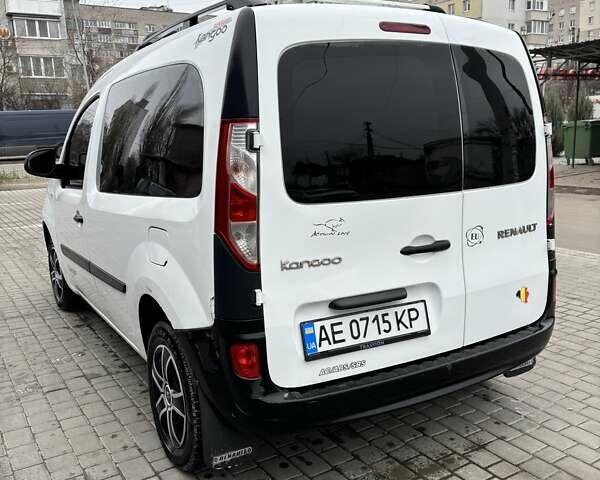 Белый Рено Кенгу, объемом двигателя 1.5 л и пробегом 199 тыс. км за 9999 $, фото 4 на Automoto.ua