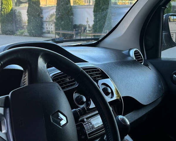 Белый Рено Кенгу, объемом двигателя 1.5 л и пробегом 245 тыс. км за 14000 $, фото 11 на Automoto.ua