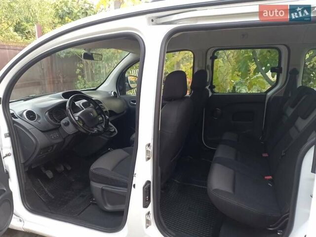Рено Кенгу 2017 в Киеве на Automoto.ua Белый Рено Кенгу, объемом двигателя 1.5 л и пробегом 260 тыс. км за 11400 $, фото 8 на Automoto.ua