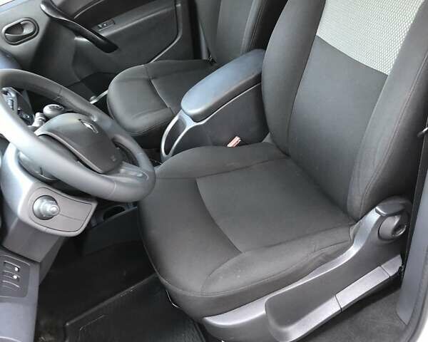 Белый Рено Кенгу, объемом двигателя 1.56 л и пробегом 167 тыс. км за 9999 $, фото 13 на Automoto.ua