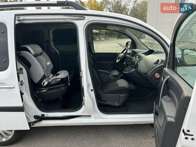 Рено Кенгу 2017 в Киеве на Automoto.ua Белый Рено Кенгу, объемом двигателя 1.5 л и пробегом 228 тыс. км за 12500 $, фото 18 на Automoto.ua