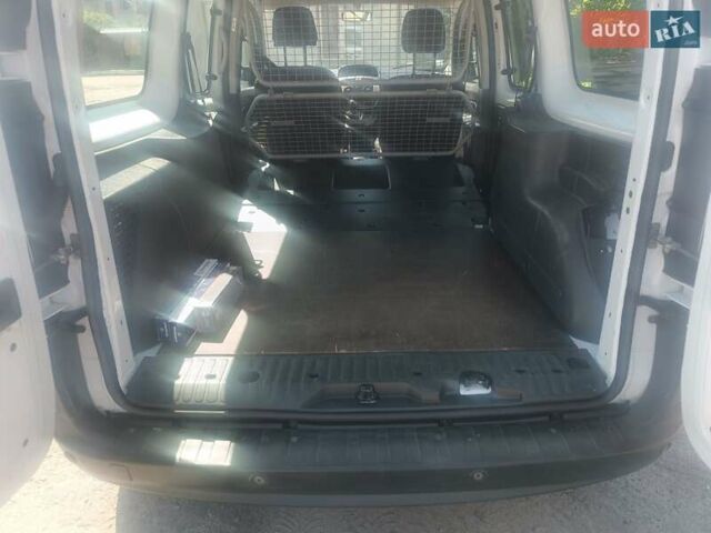 Белый Рено Кенгу, объемом двигателя 1.5 л и пробегом 118 тыс. км за 11200 $, фото 21 на Automoto.ua