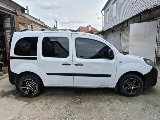 Белый Рено Кенгу, объемом двигателя 0 л и пробегом 199 тыс. км за 9522 $, фото 3 на Automoto.ua
