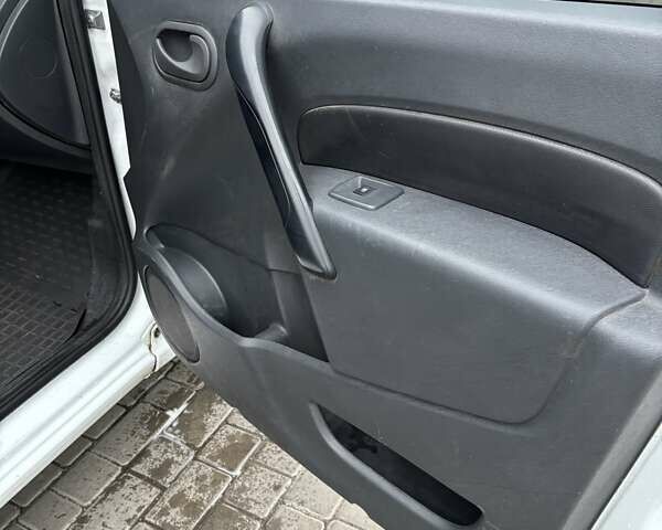 Белый Рено Кенгу, объемом двигателя 1.5 л и пробегом 199 тыс. км за 9999 $, фото 15 на Automoto.ua