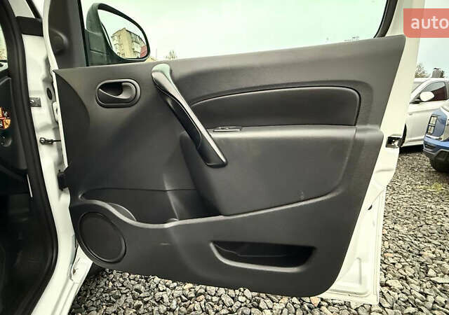 Белый Рено Кенгу, объемом двигателя 1.46 л и пробегом 131 тыс. км за 11900 $, фото 23 на Automoto.ua