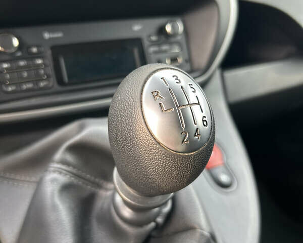 Рено Кенгу 2017 в Киеве на Automoto.ua Белый Рено Кенгу, объемом двигателя 1.5 л и пробегом 228 тыс. км за 12500 $, фото 25 на Automoto.ua