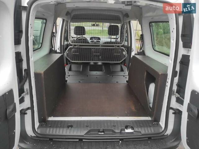 Белый Рено Кенгу, объемом двигателя 1.5 л и пробегом 197 тыс. км за 13300 $, фото 32 на Automoto.ua